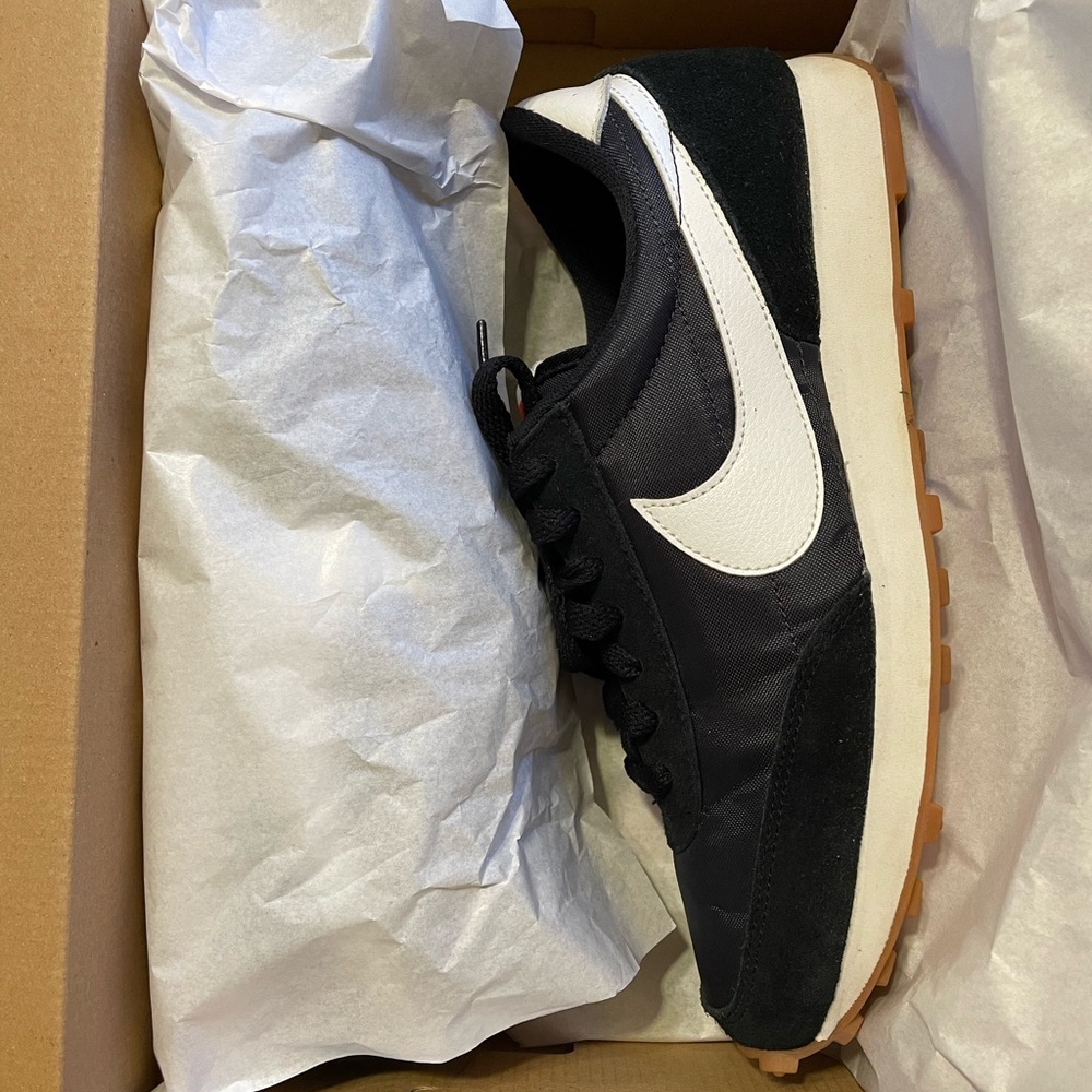 Nike Daybreak Womens size 10 almost new with original box
